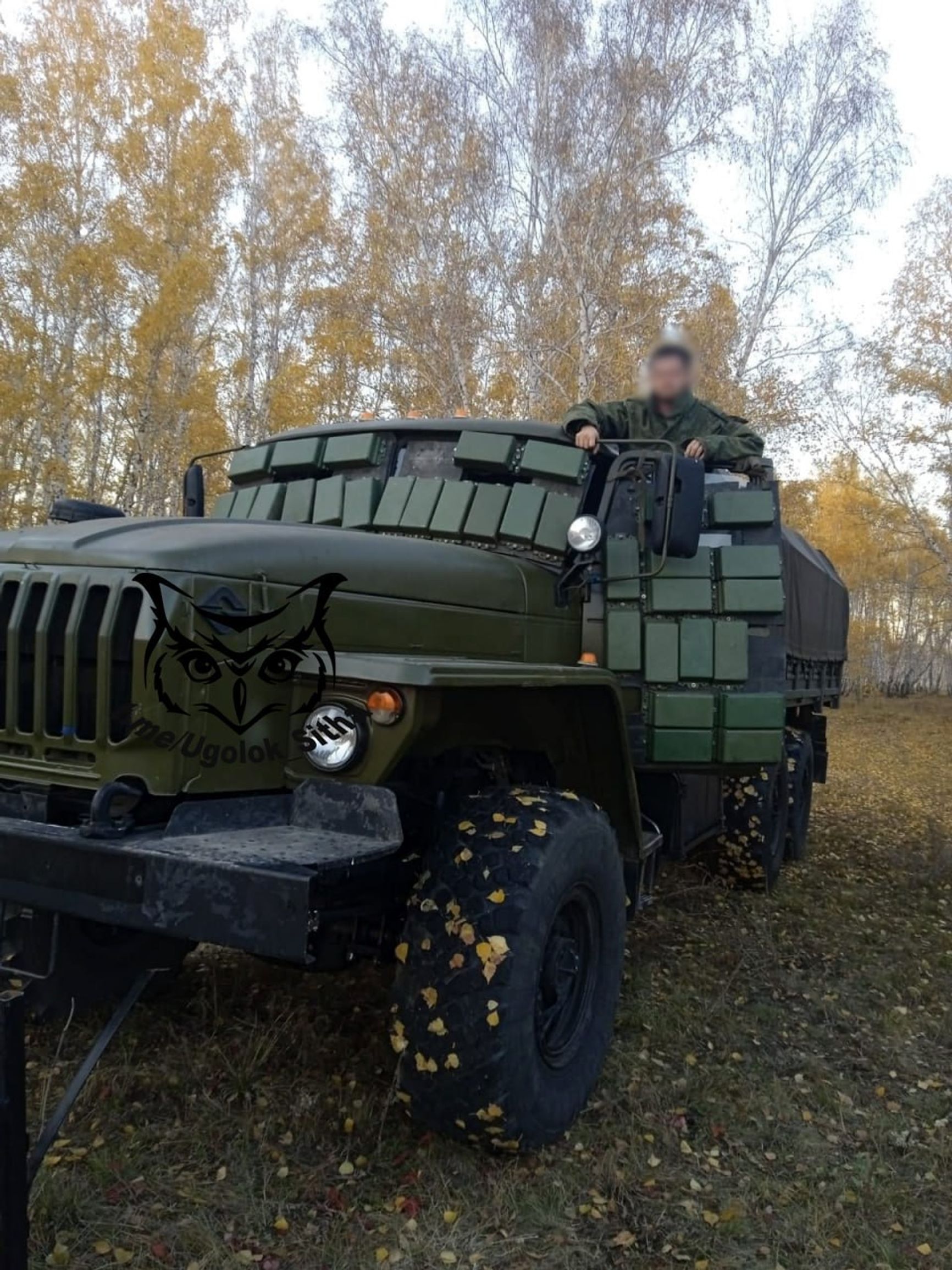 Российский военный грузовик с динамической защитой