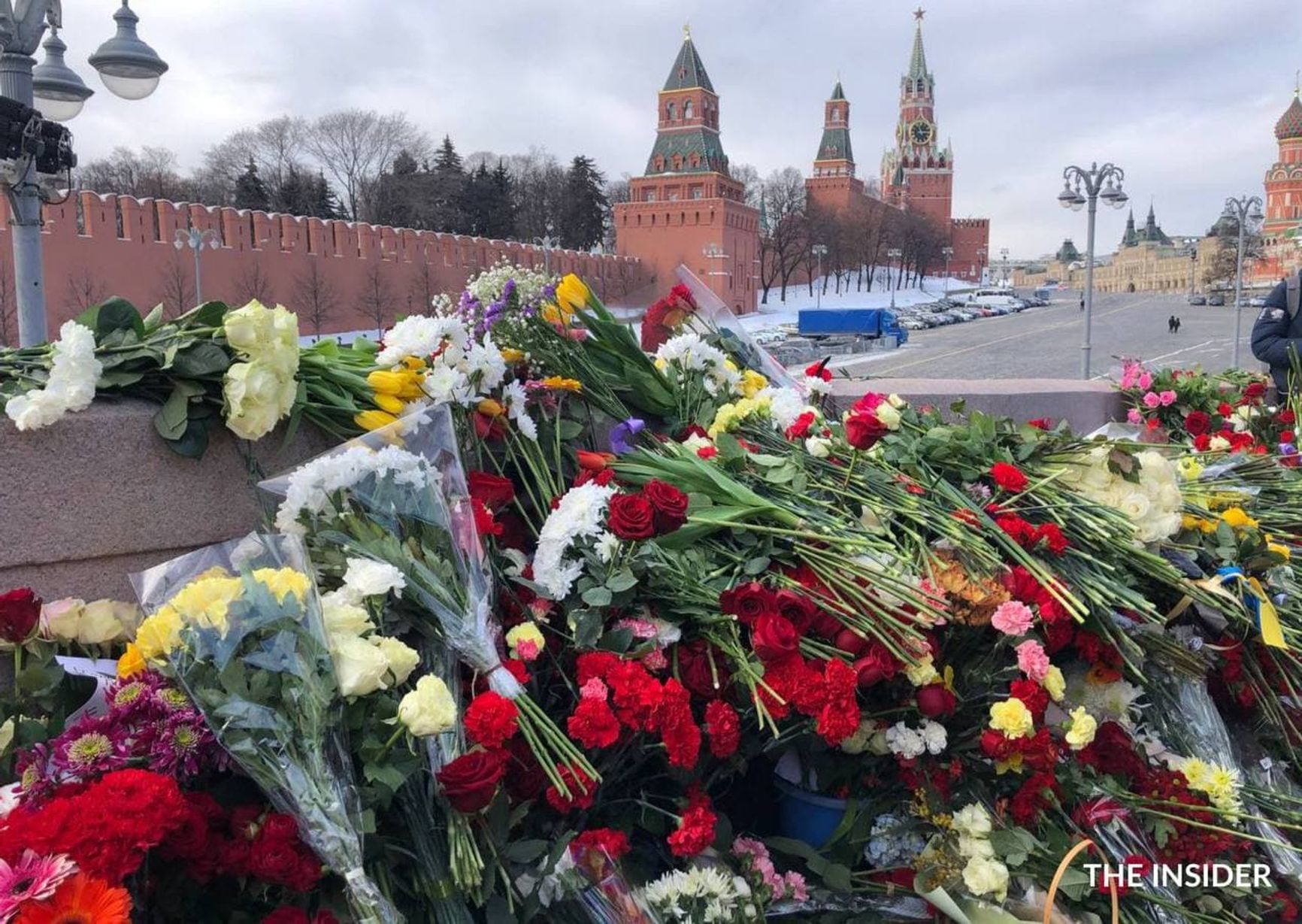 В какой-то момент цветов стало так много, что часть из них начала падать с моста